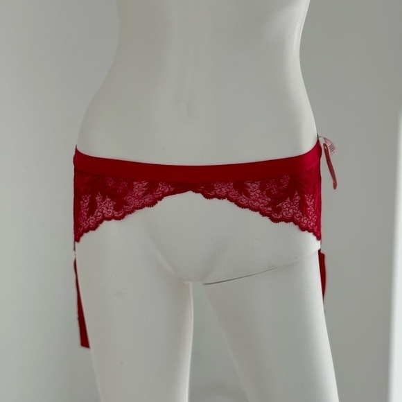 Victoria’s secret Red Embroidered Garter size Large NWT - Picture 1 of 4